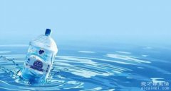  纯净水是什么水，经过特殊工艺制作的不含杂质水