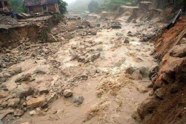 泥石流有什么危害-巴西暴雨已致146死:泥石流轰然倾泻