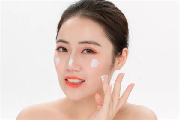去角质对皮肤有伤害吗_去角质的正确方法