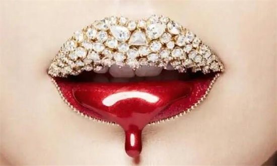 世界上最贵的嘴唇，镶嵌6.5克拉钻石共80颗(价值18万人民币)