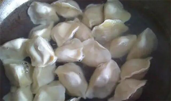 冻饺子煮多长时间能熟，15-20分钟(素馅时间短荤馅时间长)