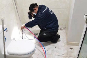 卫生间漏水不砸砖怎么处理 涂防水材料（漏水严重要砸砖）