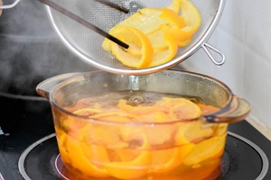 橙子煮水喝有什么功效 润肠通便降低胆固醇（煮水不去皮）