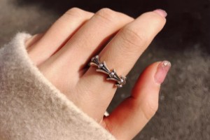 食指戴戒指是什么意思 女生右手食指代表想恋爱