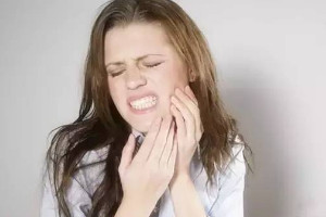 牙痛最怕的一碗水，盐水/金银花水消炎杀菌有奇效(5种方法)