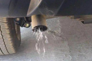 汽车排气管大量喷水怎么回事，注意可能是这4大原因(进水)