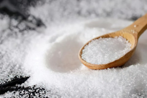 食盐放三十年可以吃吗有毒吗，不可以/受潮变质对身体有害