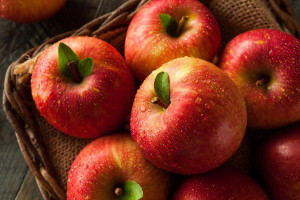 苹果籽真的能毒死人吗，真的/毒性低最少150粒才会中毒