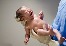 为何刚出生的宝宝一定要让他哭 照顾新生儿的常识介绍