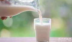 牛奶什么时候喝效果最佳 早餐和睡前喝吸收最好