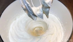 奶油的制作方法及淡奶油怎么打发，加糖奶油不停搅拌直至挂住