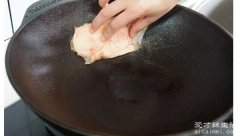 新锅开锅的正确做法，开锅有4步(肥猪肉打磨锅身最重要)