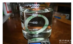 一杯水鉴别翡翠真假，只需要一杯水就可以测翡翠的真假
