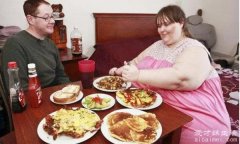 世界上最胖的人，卡罗尔·耶格尔(体重最高达到了1500斤)