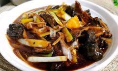鲁菜十大代表菜，葱烧海参(主要食材有新鲜的海参和大葱)