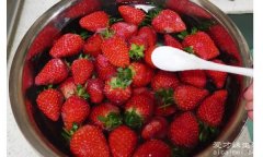 草莓怎么洗才干净，洗草莓前叶子不摘掉(草莓外面有农药)