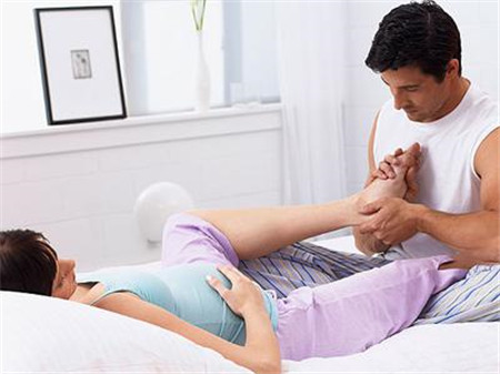 孕妇脚肿可以用热水泡脚吗 孕妇脚肿如何按摩