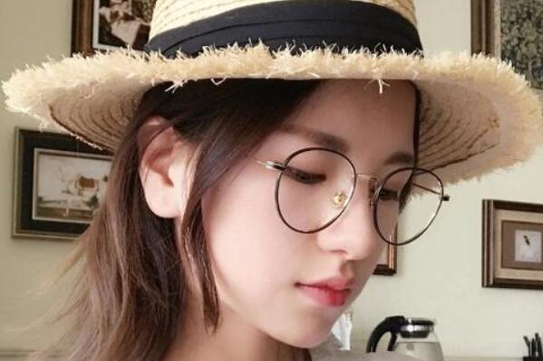 金边眼镜