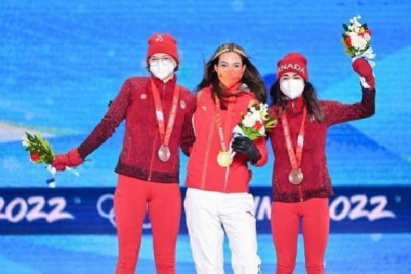 2022冬奥会获得金牌的运动员介绍-谷爱凌领奖全场高唱歌唱祖国