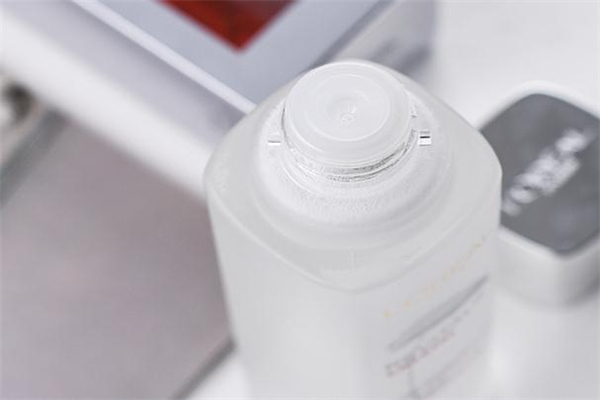 欧莱雅晶莹水怎么用 欧莱雅晶莹水和什么一起用