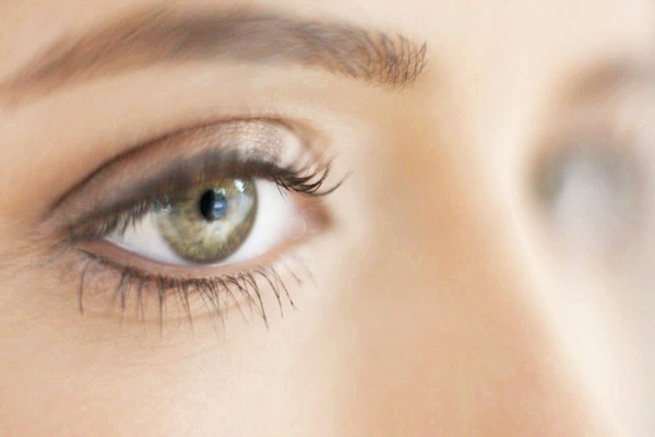 干眼症的成因 勤眨眼可有效预防干眼症