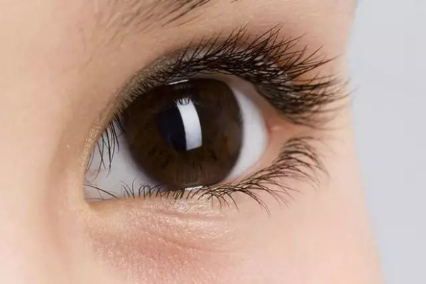 干眼症的成因 勤眨眼可有效预防干眼症