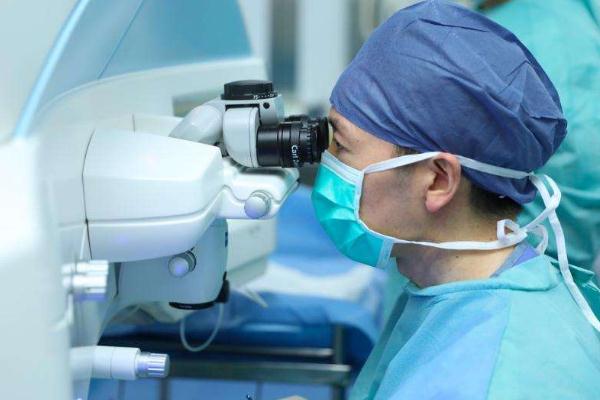 近视手术晶体植入和激光哪个好及哪种最好最安全