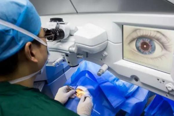 近视手术大概多少费用 近视手术的利与弊