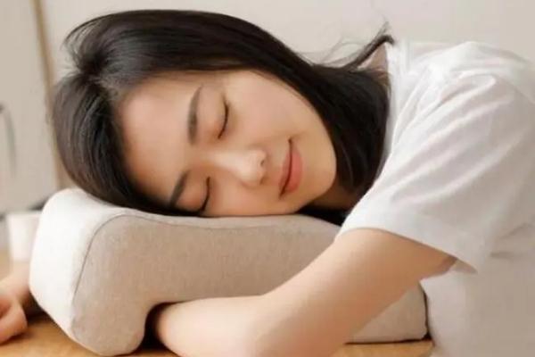 午睡的重要性-女子枕手臂午睡1个小时右手瘫了