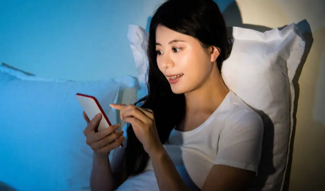 睡前玩手机会加重疲劳真-会增加患癌风险吗