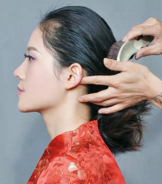 旗袍简单发型扎法步骤