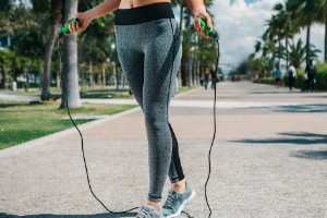 跳绳减肥的正确方法一天跳多少能达到效果 每天跳600个每次跳30分钟