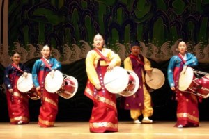 长鼓舞是哪个民族的舞蹈，瑶族和朝鲜族(有72套表演程式)