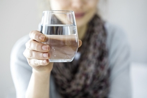 硬水和软水的区别 硬水富含钙元素（长期喝会得肾结石）