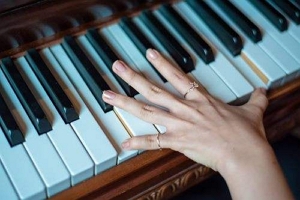 钢琴入门指法教程 5种指法练习（练习半年以上才算入门）