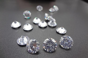 锆石和钻石的区别 密度硬度都不同（1克拉锆石几百元）