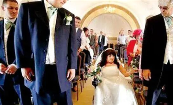世界上最小的新娘，阿曼达身高0.81米(丈夫身高1.8米)