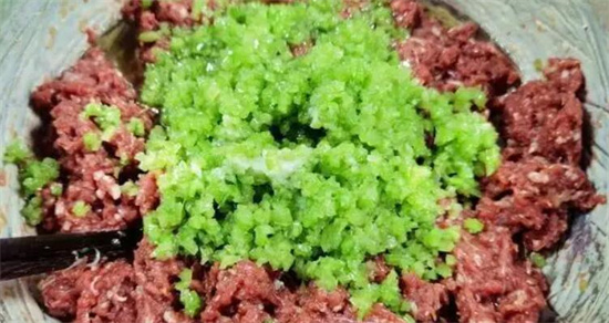 牛肉饺子馅配什么蔬菜，白萝卜/大葱/芹菜/等(每一种流口水)