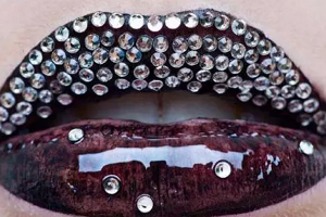 世界上最贵的嘴唇 镶有80颗钻石共6.5克拉（价值17万元）