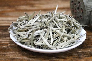 白毫银针属于什么茶 白茶的一种（茶叶越陈越香越顺滑）