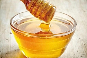 蜂蜜怎么保存最好 用保鲜膜包住密封好（浓稠的是好蜂蜜）