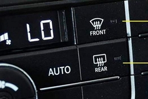 REAR汽车按键是什么意思 后挡风玻璃除雾（自动加热玻璃）