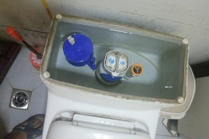 马桶水箱一直流水怎么办 按钮可能没回弹（或排水阀故障）