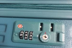 行李箱忘记密码怎么开锁 看密码锁的凹槽（牢记密码口令）