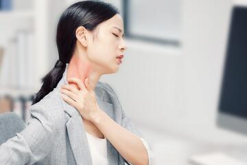 4个动作让颈椎自愈，拍打肩膀可以快速缓解疼痛