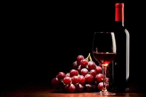 红酒适饮期 普通红酒为1到2年内（名牌红酒可放10年以上）