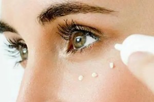 眼部皮肤干燥怎么办 补水养成良好习惯(避免过度用眼)
