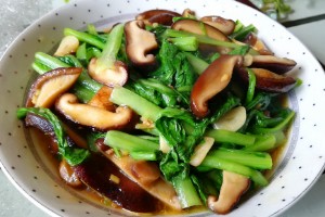 小白菜怎么做好吃 小白菜炒香菇(方法很简单)