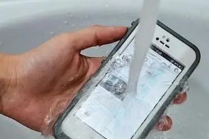 手机进水了怎么处理比较好，将手机关机后用吹风吹干(4步)
