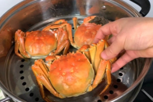 螃蟹要蒸多久才能蒸熟，10-15分钟即可(蒸螃蟹有哪些技巧)